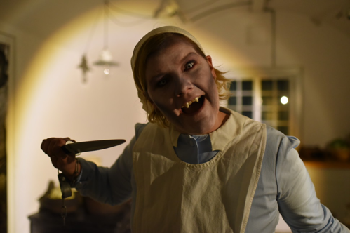 Skræmmende dame med kniv