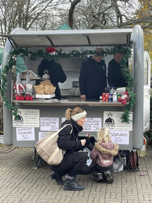 Mor og barn ved foodtruck
